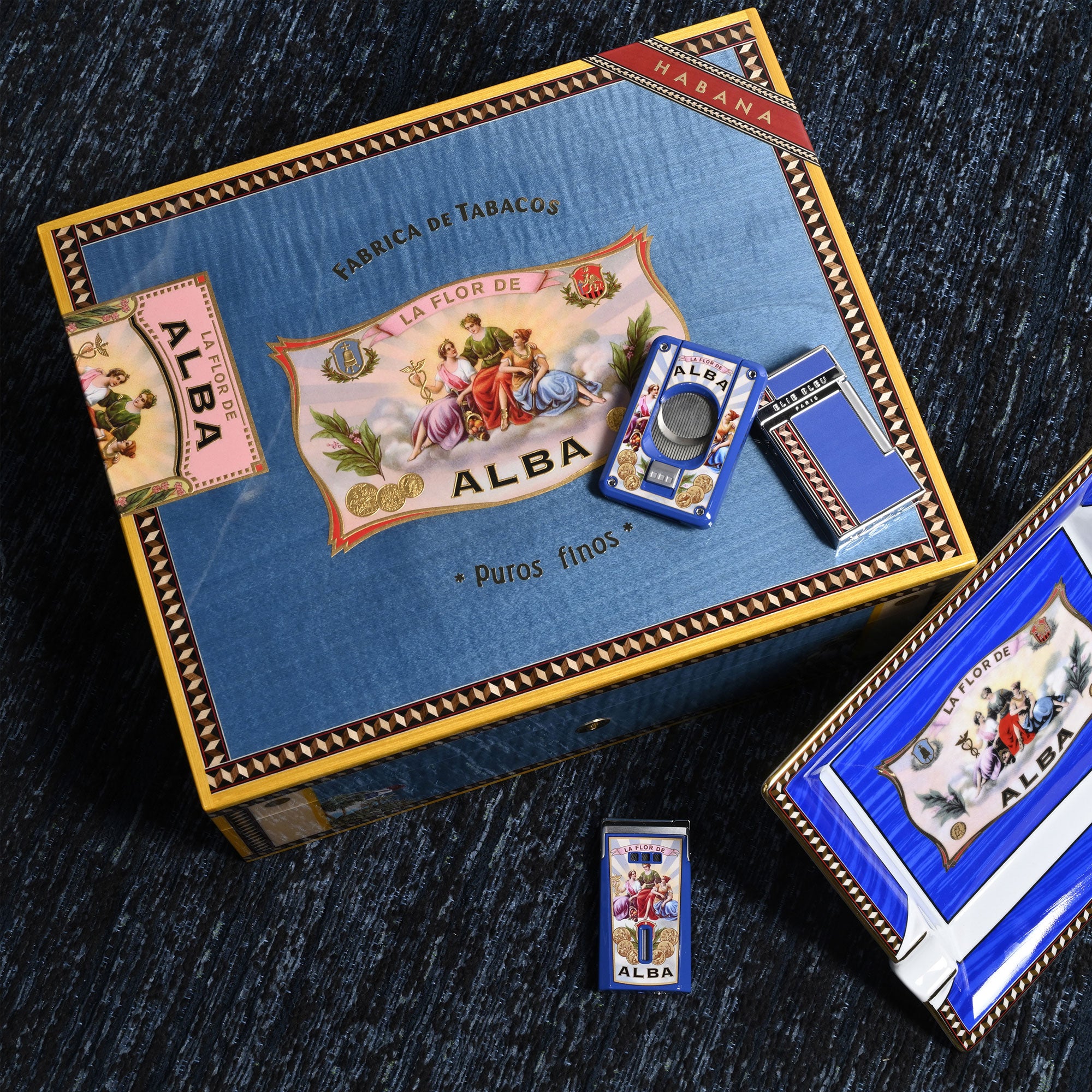 Briquet au Design Raffiné bleu, avec boite à cigare bleu, avec un autre briquet bleu et un coupe cigare bleu tous de la même collection