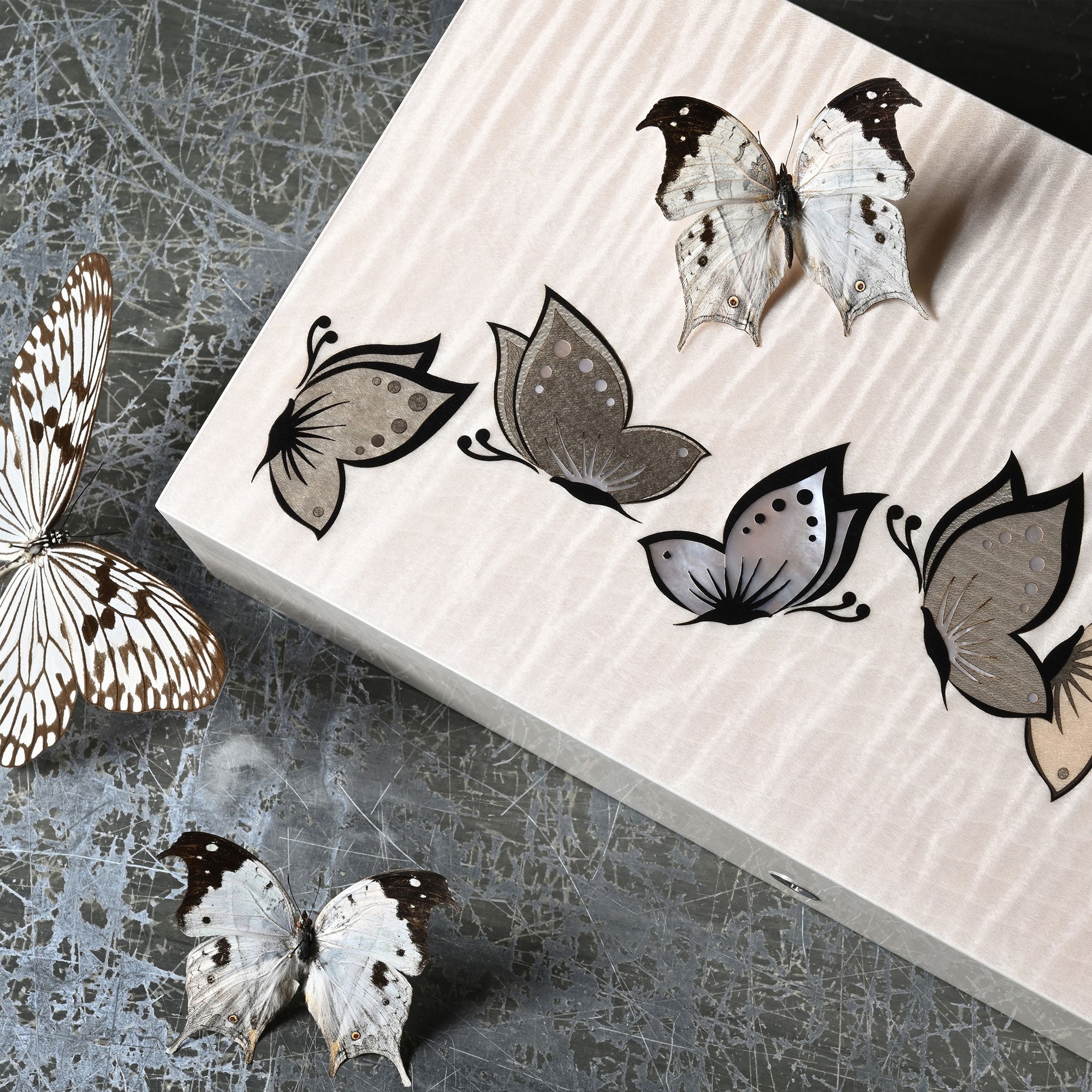 "Butterflies" - Jewelry box in mother-of-pearl marquetry