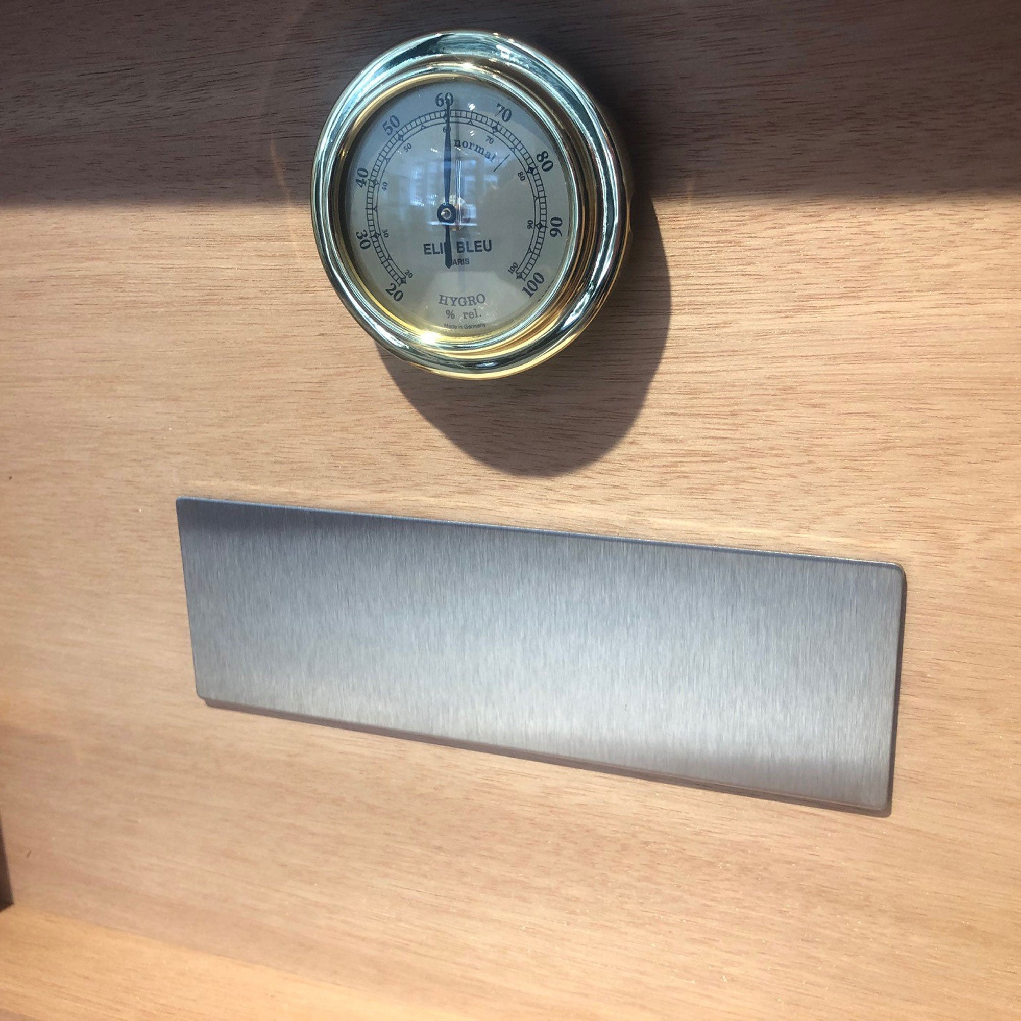 Humidifier magnet plate