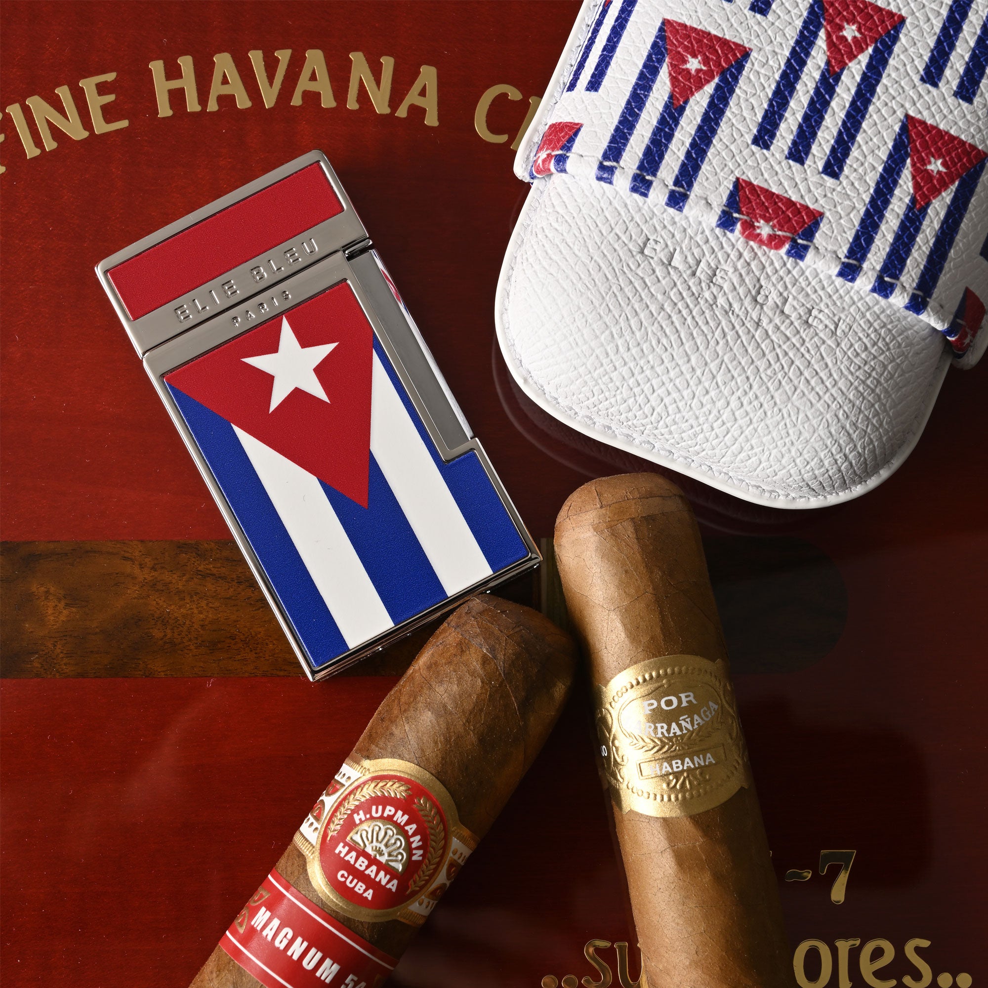 étui cigare cuir motif drapeau cubain avec deux cigares et un briquet de poche avec le drapeau Cubain