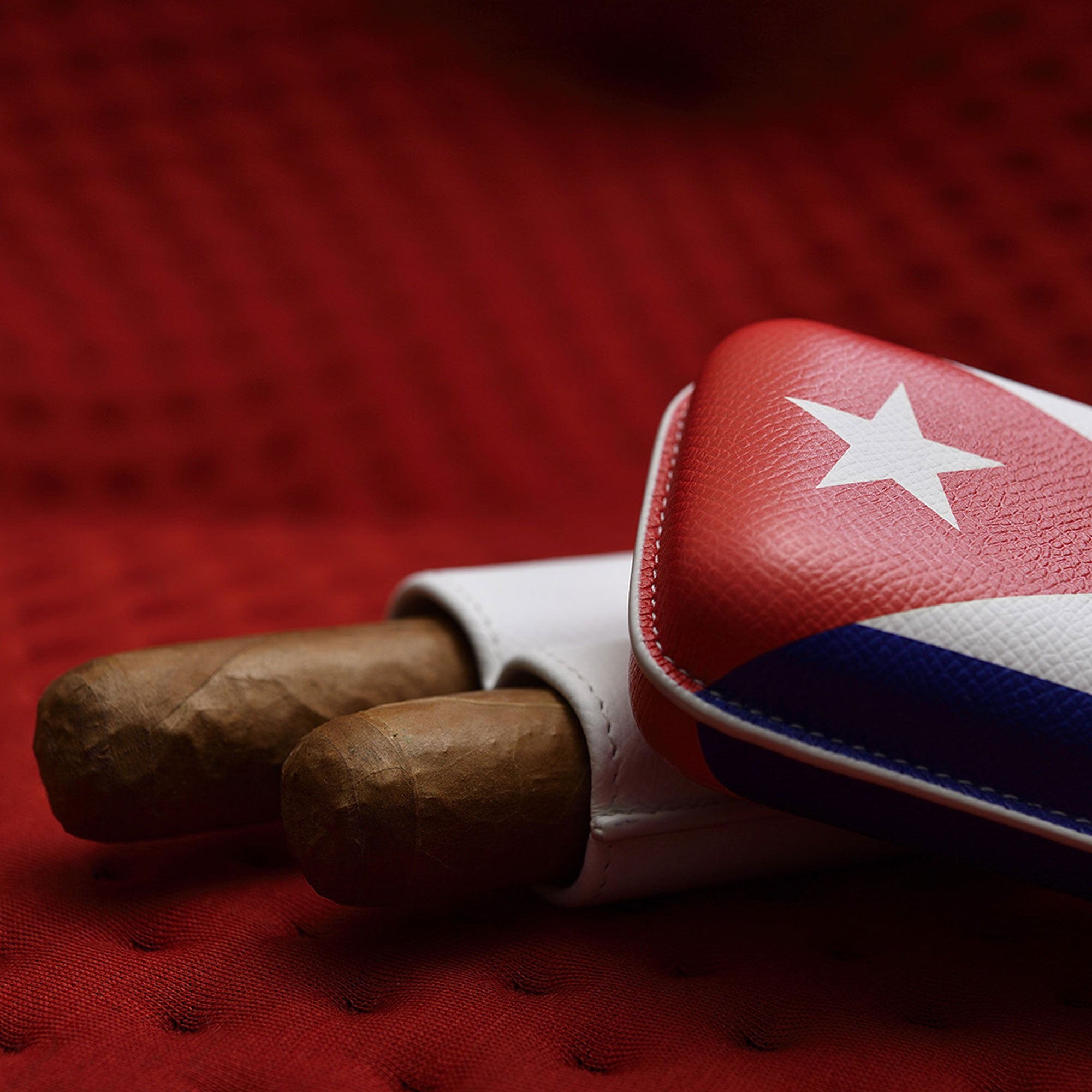 étui cigare drapeau cubain avec deux cigares à l'interieur
