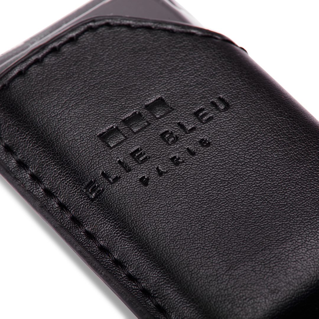 Étui à Briquet en Cuir de Luxe zom sur la signature Elie Bleu